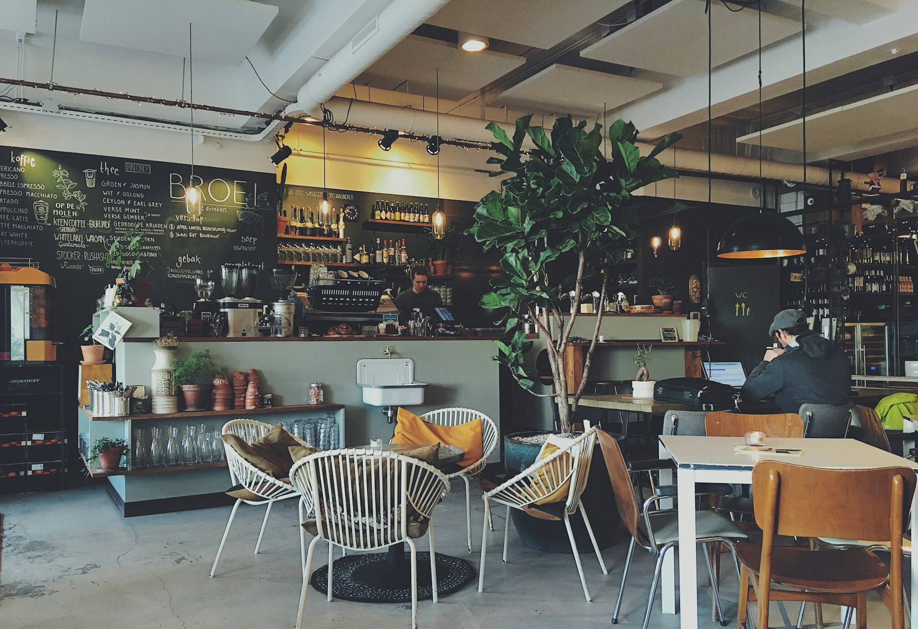 あたたかい雰囲気の小さなカフェの店内